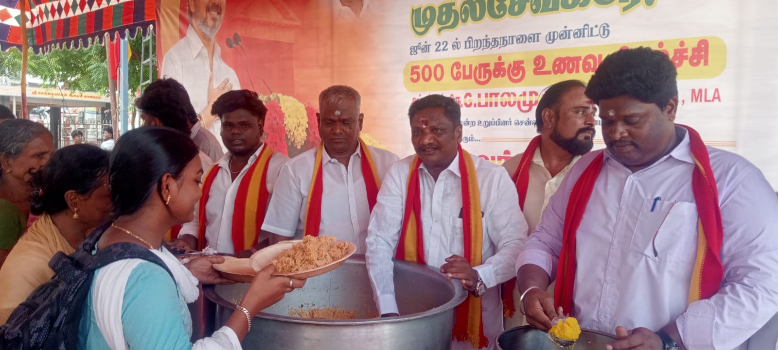 வானகரத்தில் தமிழக முதல்வர் பிறந்தநாளை முன்னிட்டு
அன்னதானம் வழங்கப்பட்டது.